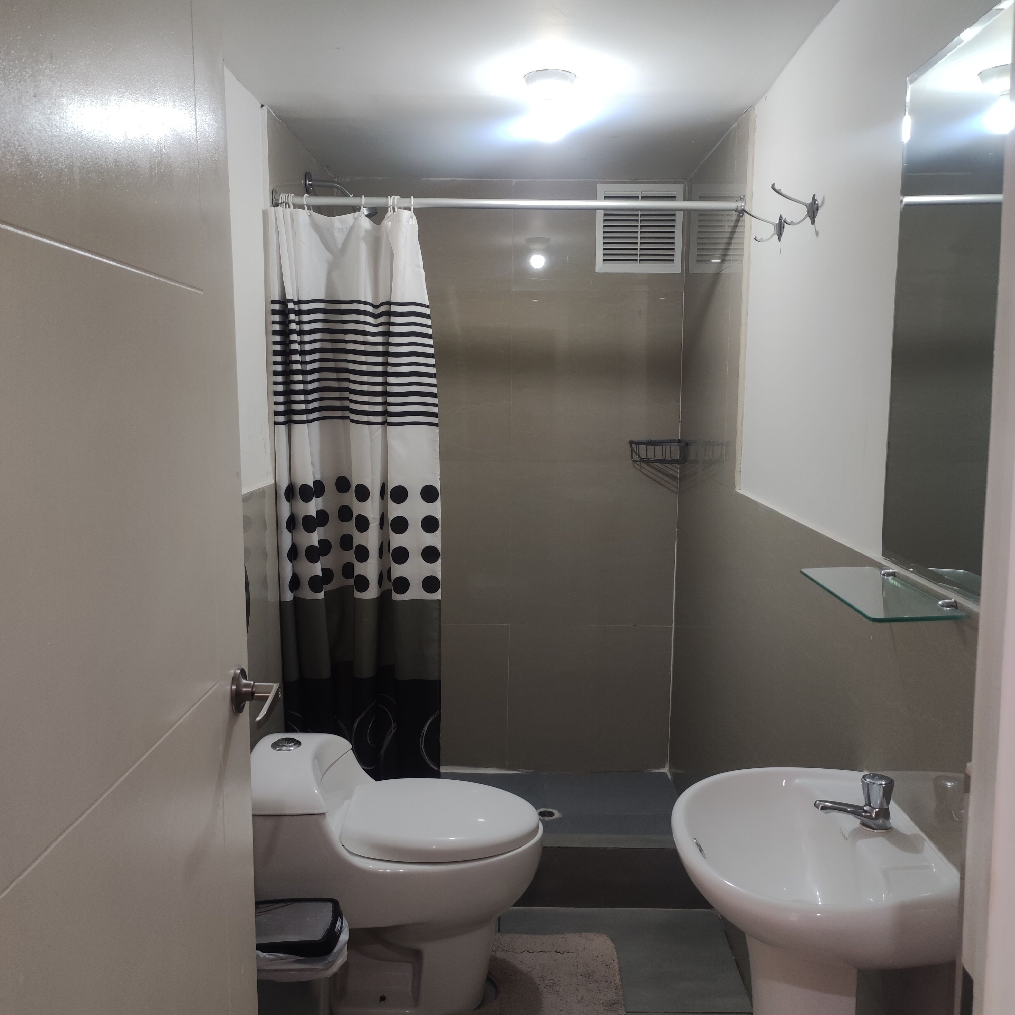 Et badeværelse med toilet, bidet og vask.