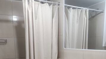 Un baño con inodoro, bidé y lavamanos.