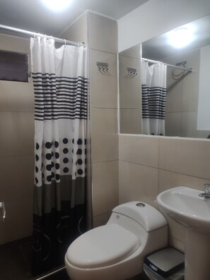 奢華雙人房 | 浴室 | 淋浴設備、淋浴花灑、吹風機、毛巾