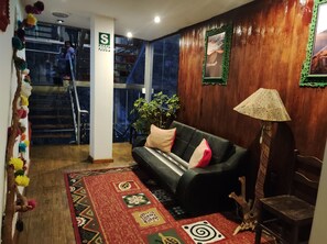 Premier Quadruple Room | Living area