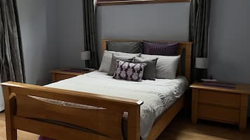 3 bedrooms, desk, bed sheets
