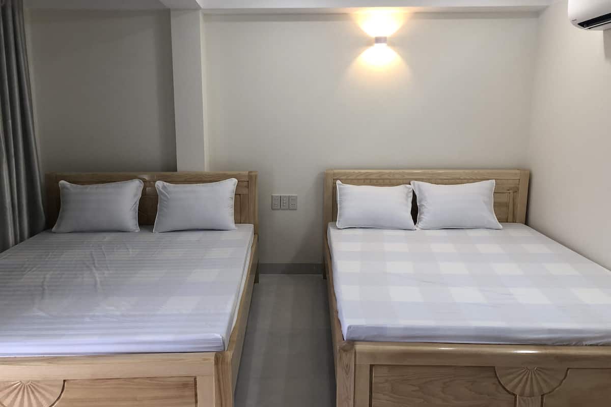 Quarto quádruplo superior | Escrivaninha, Wi-Fi de cortesia, roupa de cama