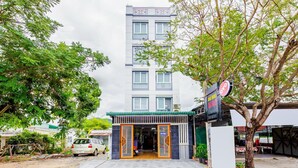 A building with a green roof and a signboard with the text "OYO". - OYO 572 The Wanda Hotel (Nam Nha Trang)