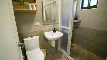 Comfort Double Room | Bathroom | Shower, free toiletries, hair dryer, slippers