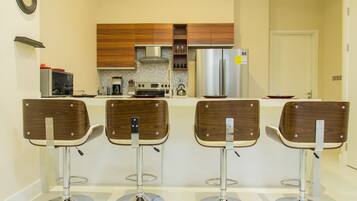 Réfrigérateur, four à micro-ondes, un four, surface de cuisson