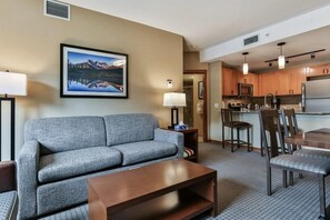 TV - Falcon Crest Lodge 1 Bedroom 1 Sofa Bed Kitchen Hot Tub Suite With Mountain View (Canmore)