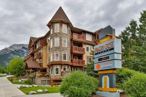 Exterior - Falcon Crest Lodge 1BR 1Pullout Canmore (Canmore)