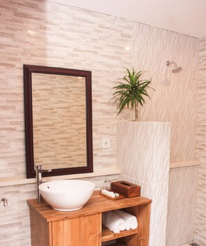 Deluxe Room | Bathroom | Shower, free toiletries, towels, soap - Santi HomeStay (Canggu)