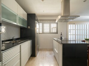 Een koelkast, een microgolfoven, een oven, een vaatwasser