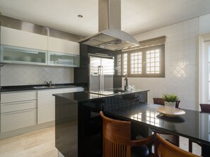 Réfrigérateur, micro-ondes, four, lave-vaisselle