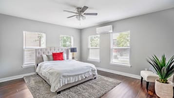 2 bedrooms, desk, WiFi, bed sheets