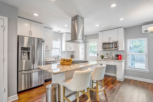 Beautiful, Renovated, Cozy & Quiet Vacation Home in Central Houston!