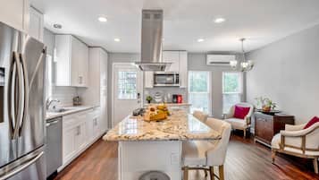 Een koelkast, een magnetron, een oven, een kookplaat