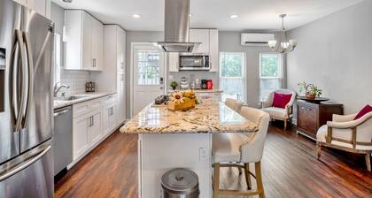 Beautiful, Renovated, Cozy & Quiet Vacation Home in Central Houston!