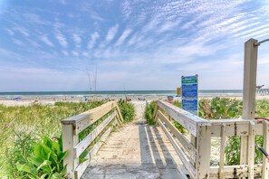 On the beach - Sea Marsh II 403-Oceanfront 3BR Condo-Indoor Pool (NORTH MYRTLE BEACH)