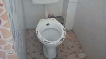 Quarto casal standard | Banheiro | Chuveiro, chuveiro com efeito de chuva, produtos de toalete grátis