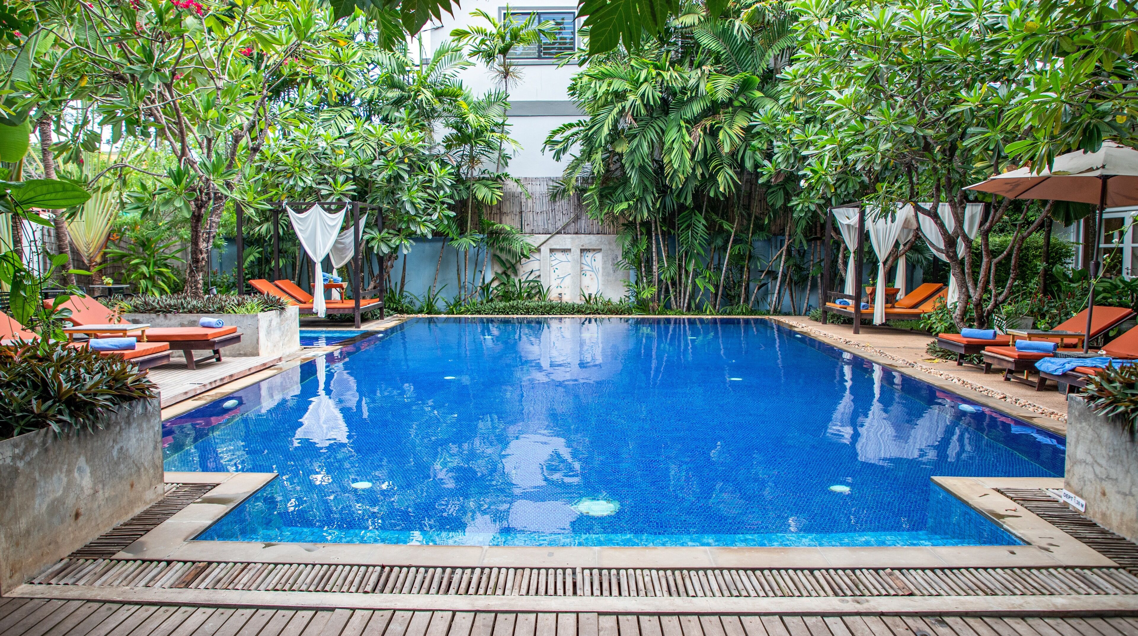 Ulkouima-allas avoinna 7.00–21.00, aurinkovarjoja