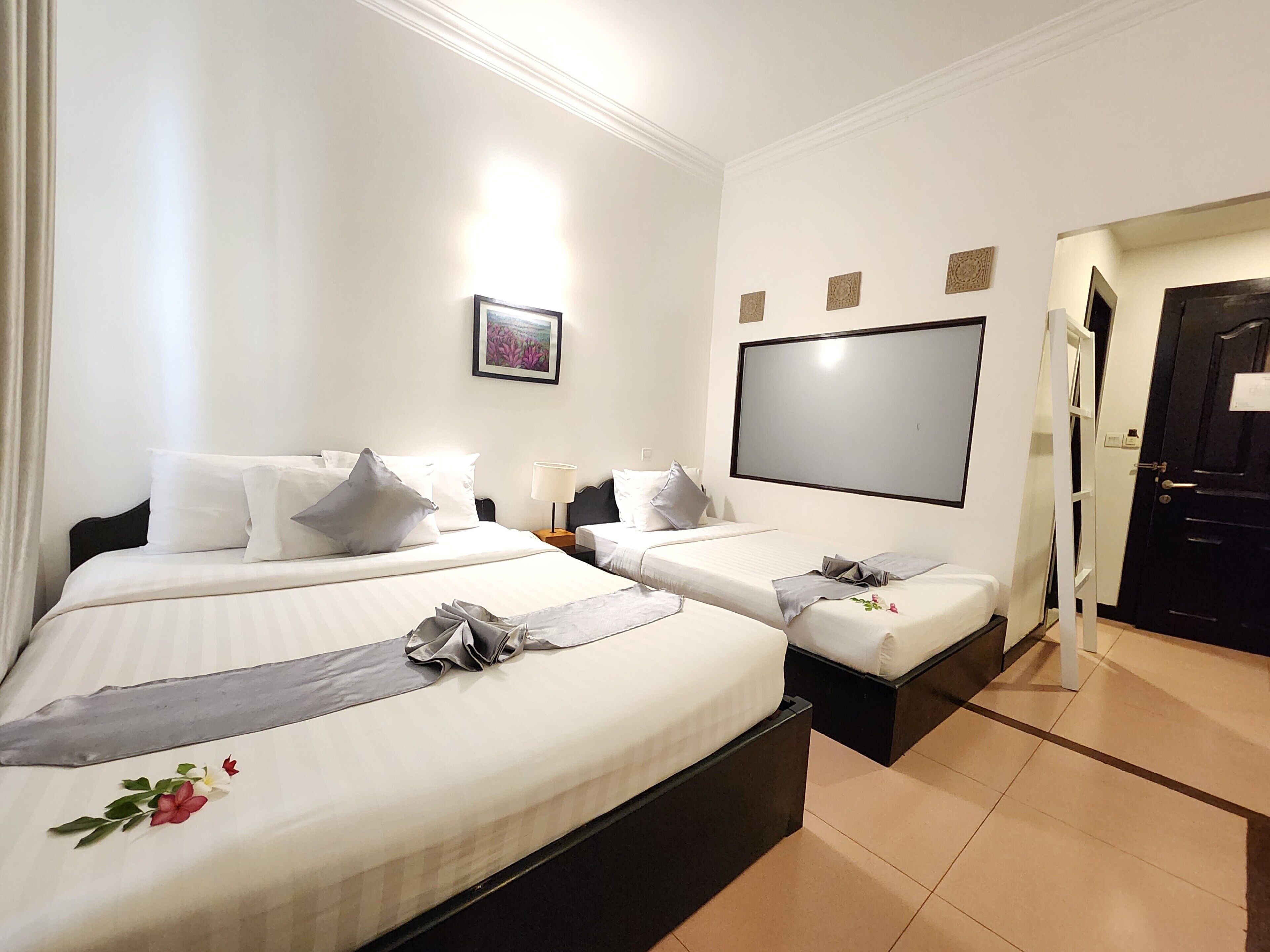 Deluxe Family, Double plus Single bed | Minibar, in-room safe, desk, laptop workspace