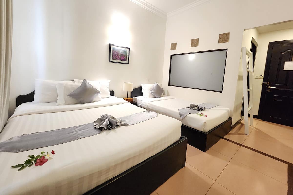 Deluxe Family, Double plus Single bed | Minibar, in-room safe, desk, laptop workspace