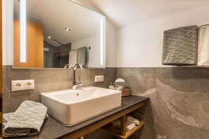 Douche, articles de toilette gratuits, sèche-cheveux