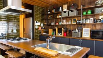 Room (102) | Private kitchenette | Fridge, microwave, stovetop, cookware/dishes/utensils