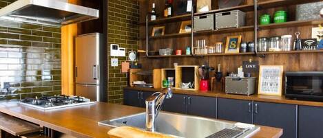 Chambre (102) | Cuisinette privée | Réfrigérateur, four à micro-ondes, surface de cuisson
