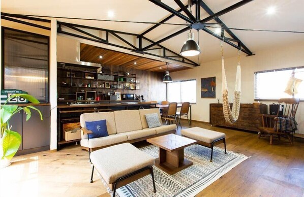 Room (102) | Living area