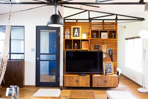 Room (102) | Living area