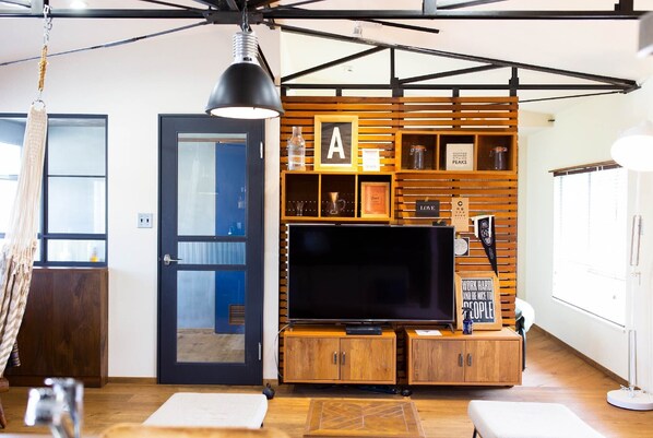 Zimmer (102) | Wohnbereich | Flachbildfernseher