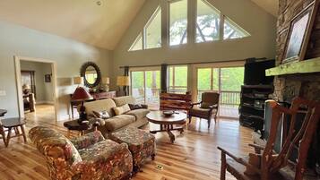 TV connectée, cheminée, table de tennis de table