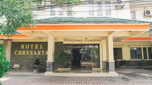 The entrance of Hotel Chrysanta with a green roof and a sign that reads "Wilujeung Sumthing". - OYO 2085 Chrysanta Hotel (Bandung)