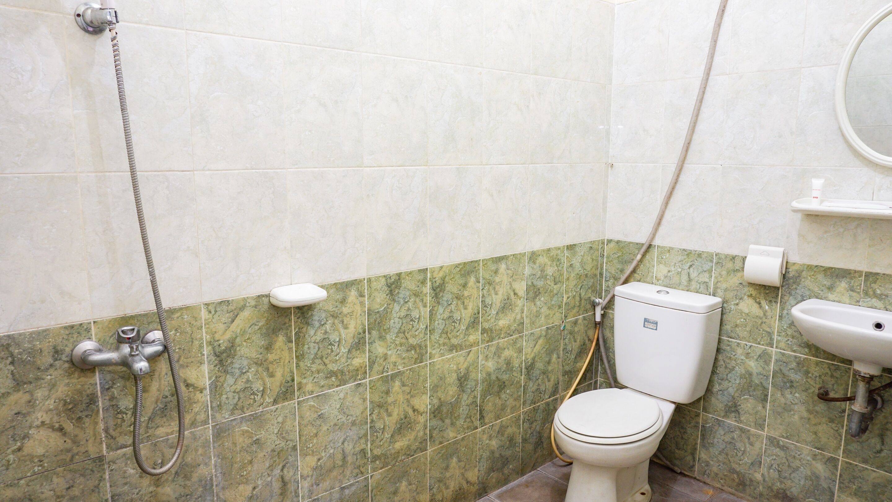 Un baño con inodoro, ducha y lavamanos.