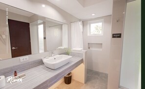 Deluxe Suite | Bathroom sink - Rovira Suites (Dumaguete)