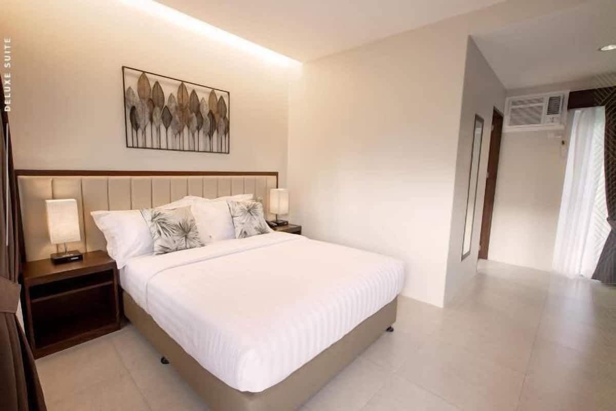 1 slaapkamer, een minibar met enkele gratis items, een kluis op de kamer