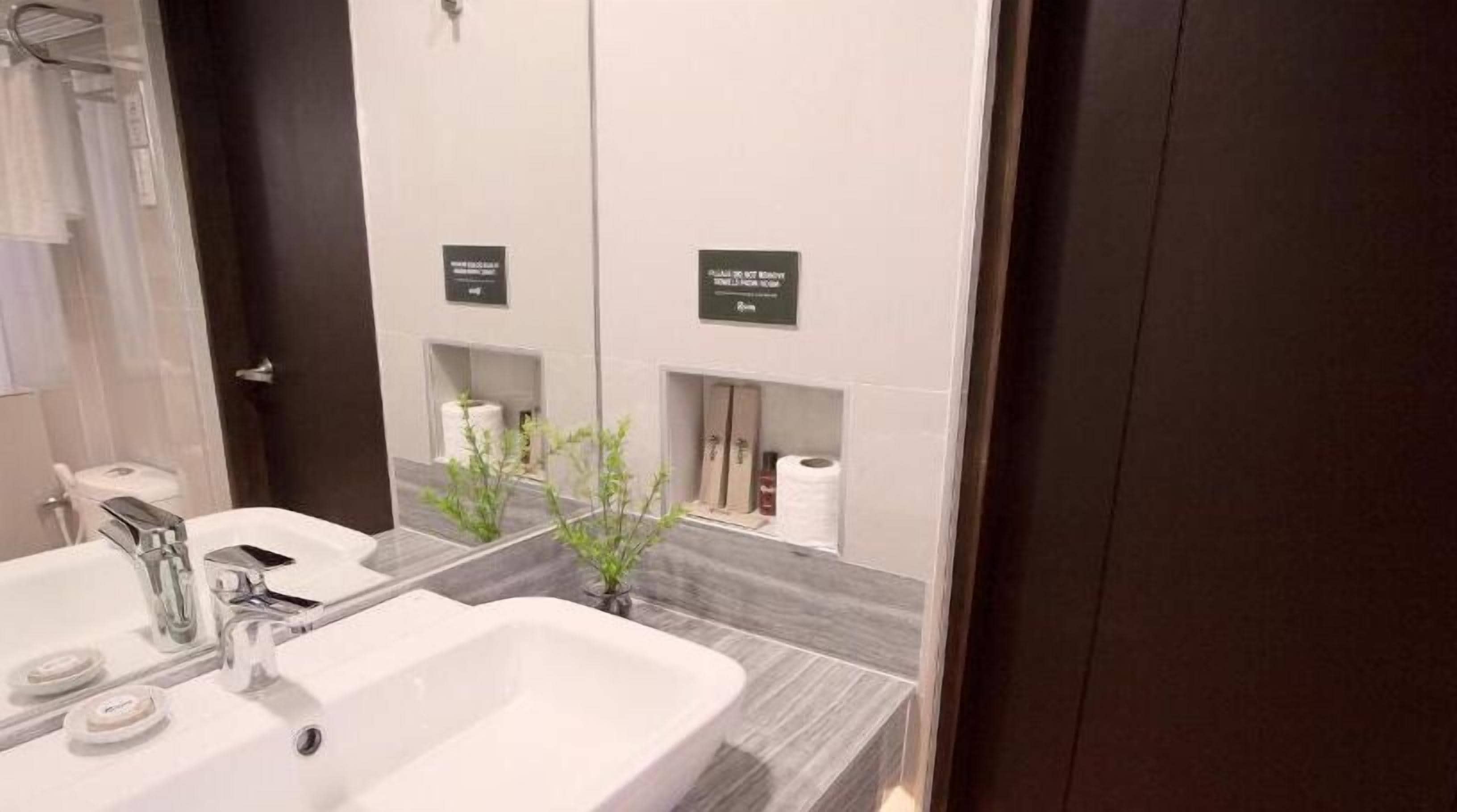 shower, rainfall showerhead, free toiletries, slippers