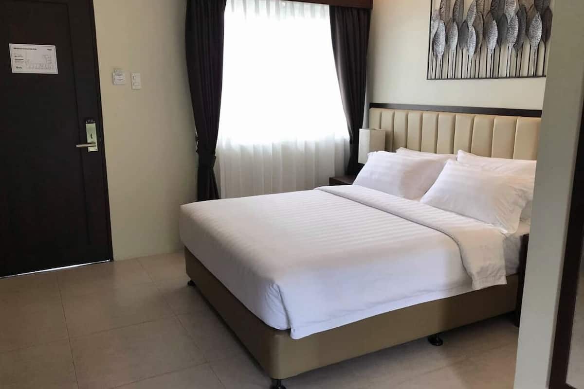 deluxe room, 1 queen bed | free minibar items, in-room safe, desk, blackout curtains