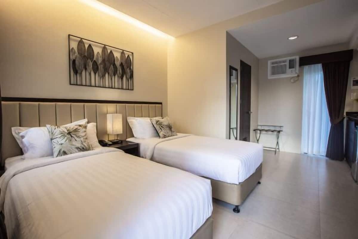 1 slaapkamer, een minibar met enkele gratis items, een kluis op de kamer