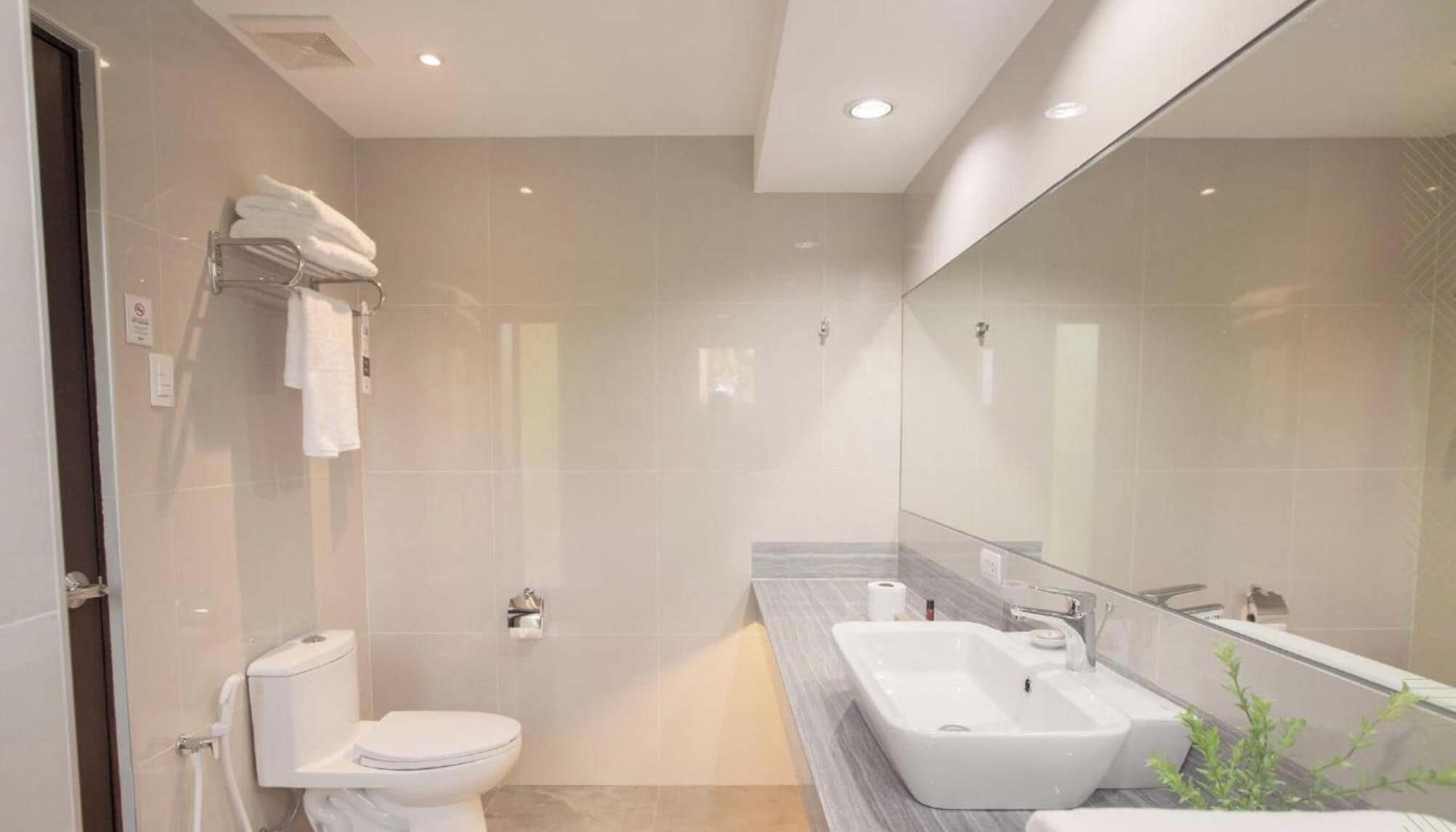 Un baño moderno con inodoro, lavabo y ducha.