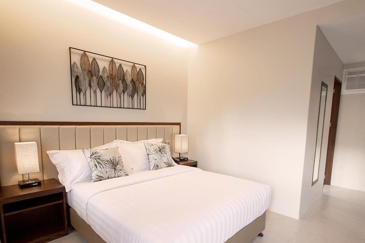 Deluxe Suite | Minibar (some free items), in-room safe, desk, blackout drapes