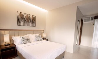 Deluxe Suite | Free minibar items, in-room safe, desk, blackout drapes