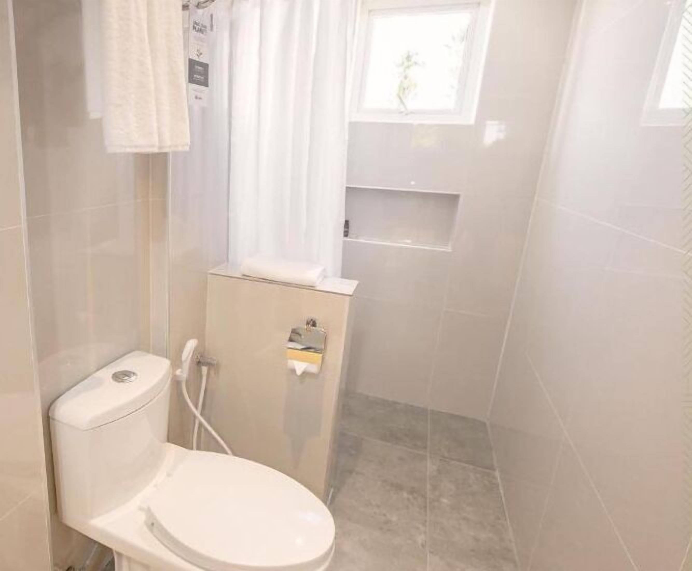 shower, rainfall showerhead, free toiletries, slippers