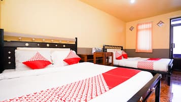 Kamar Keluarga | Meja kerja, Wi-Fi gratis, dan seprai linen