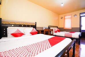Escritorio, wifi gratis y ropa de cama 