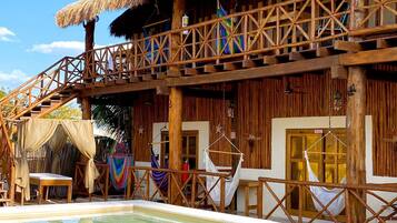 Vista frontal de la propiedad