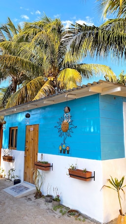 Caja de seguridad en la habitación, muebles diferentes y wifi gratis