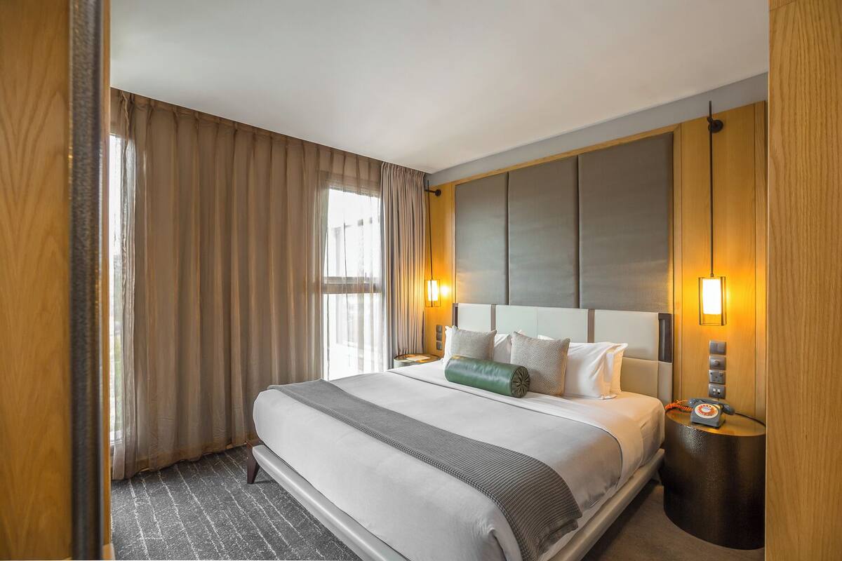 executive room, 1 king bed (bigger) | 1 bedroom, minibar, in-room safe, desk
