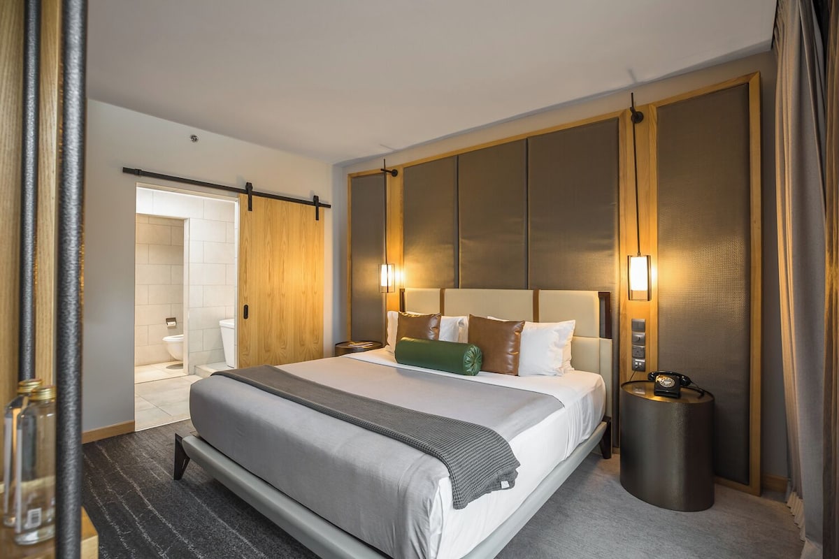 junior studio suite, 1 king bed (biggest) | 1 bedroom, minibar, in-room safe, desk