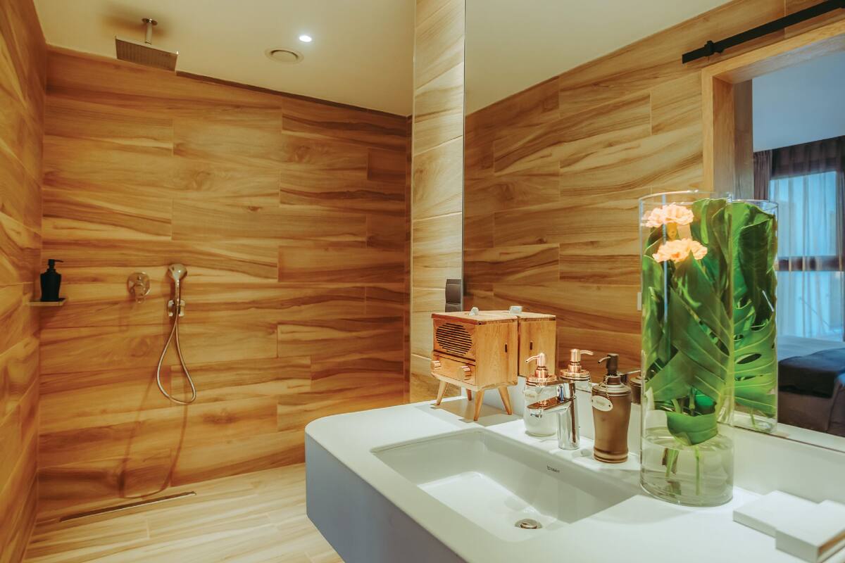 executive room, 1 king bed (bigger) | bathroom | eco-friendly toiletries, hair dryer, bathrobes, slippers