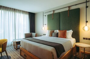 Superior-rum - 1 queensize-säng | Minibar, värdeförvaringsskåp på rummet och skrivbord