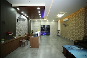 Lobby sitting area - Hotel Devens (Jaipur)